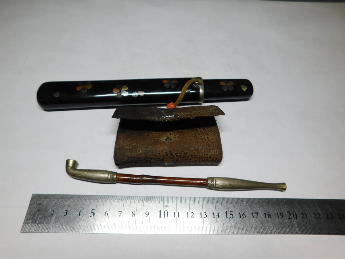 岡黒　稀少　初だし品　時代　菌蒔絵煙草入れ珊瑚緒締め　煙管　珍品　売り切り