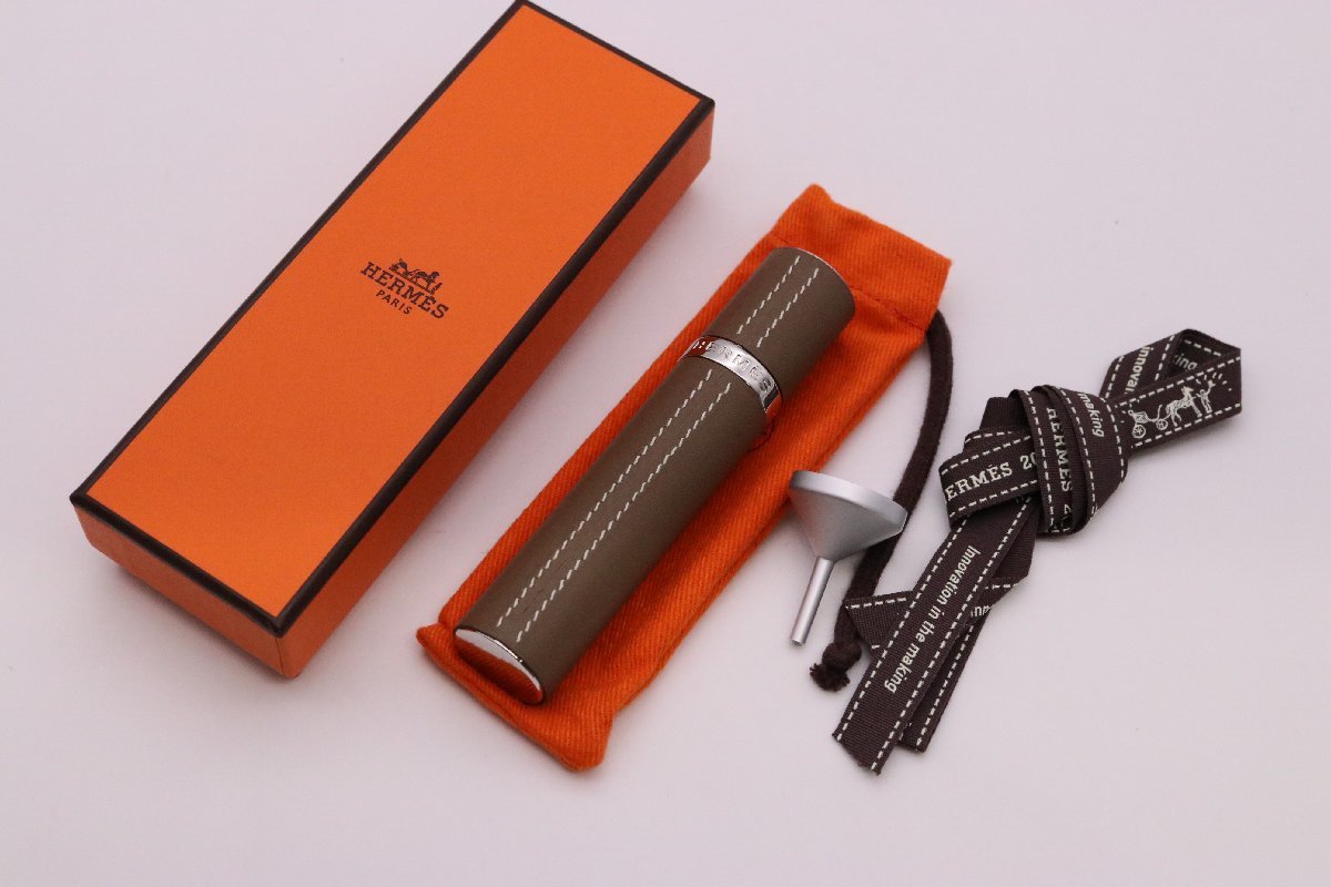 【中古美品】HERMES エルメス パフュームケース レフィラブル アトマイザー ケース 香水 スイフト エトゥープ ユニセックス 完品【漂亮】