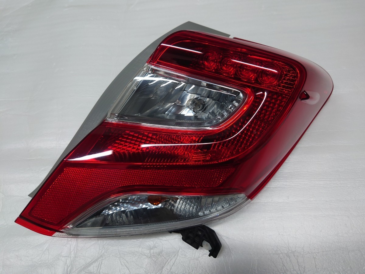 NSP130 NSP135 ヴィッツ 中期 テールランプ 右 自動車、オートバイ
