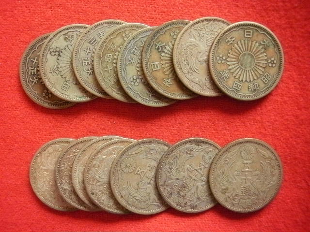 □日本の銀貨　小型五十銭銀貨 (大正11～15年)(昭和3～12年)　計１５枚一括　(.720 silver)　外径約23.5㎜　総重量約73.99g　中古並品～