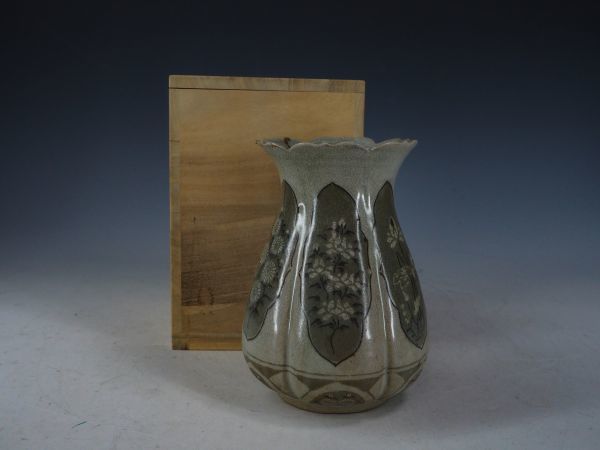 李朝 高麗 コレクター品] 青磁 白黒象嵌 窓絵 花草紋 瓶 箱付 白磁