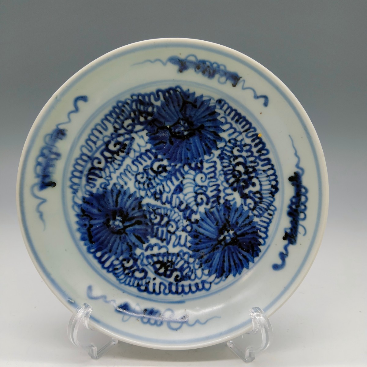 旭】明時代 染付菊花紋皿 H4.2cm，D19cm，344g 有田焼 | 深川製