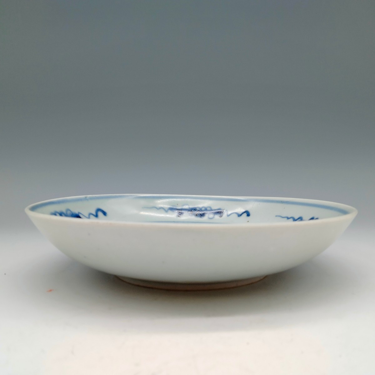 旭】明時代 染付菊花紋皿 H4.2cm，D19cm，344g 有田焼 | 深川製