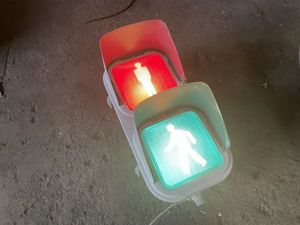 信号機 本物のYahoo!オークション(旧ヤフオク!)の相場・価格を見る