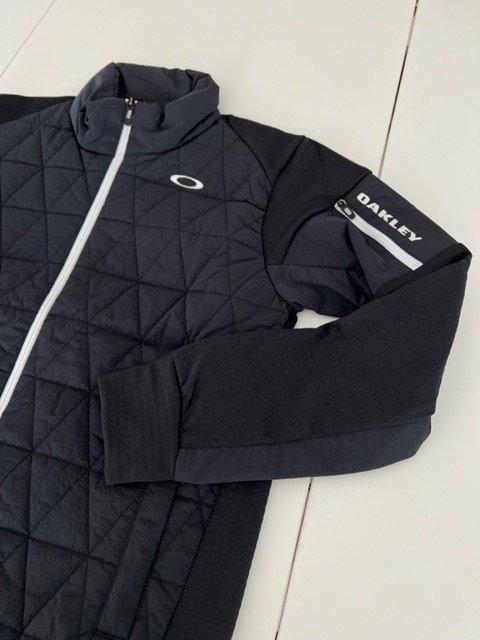 オークリー　ＯＡＫＬＥＹ　ＨＹＢＲＩＤ　ＰＵＦＦ　ＦＬＥＥＣＥ　５．０　ＦＯＡ４０４２５０　(ＢＬＡＣＫＯＵＴ)　Ｍ