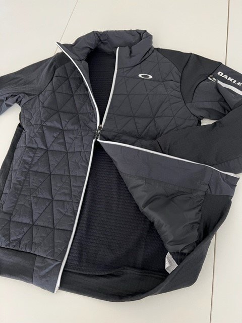 オークリー　ＯＡＫＬＥＹ　ＨＹＢＲＩＤ　ＰＵＦＦ　ＦＬＥＥＣＥ　５．０　ＦＯＡ４０４２５０　(ＢＬＡＣＫＯＵＴ)　Ｍ