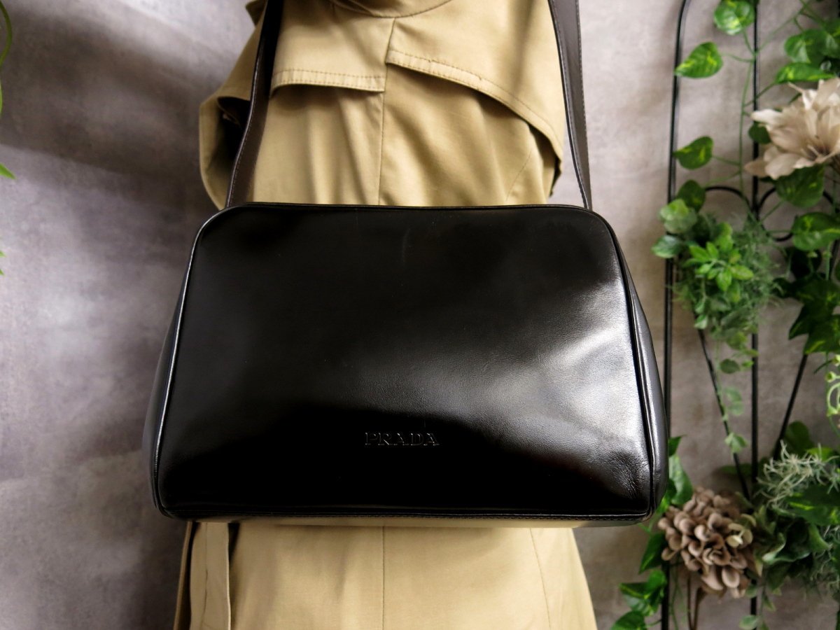 ○超美品○PRADA プラダ○ロゴ型押し○カーフ レザー 本革○がま口 