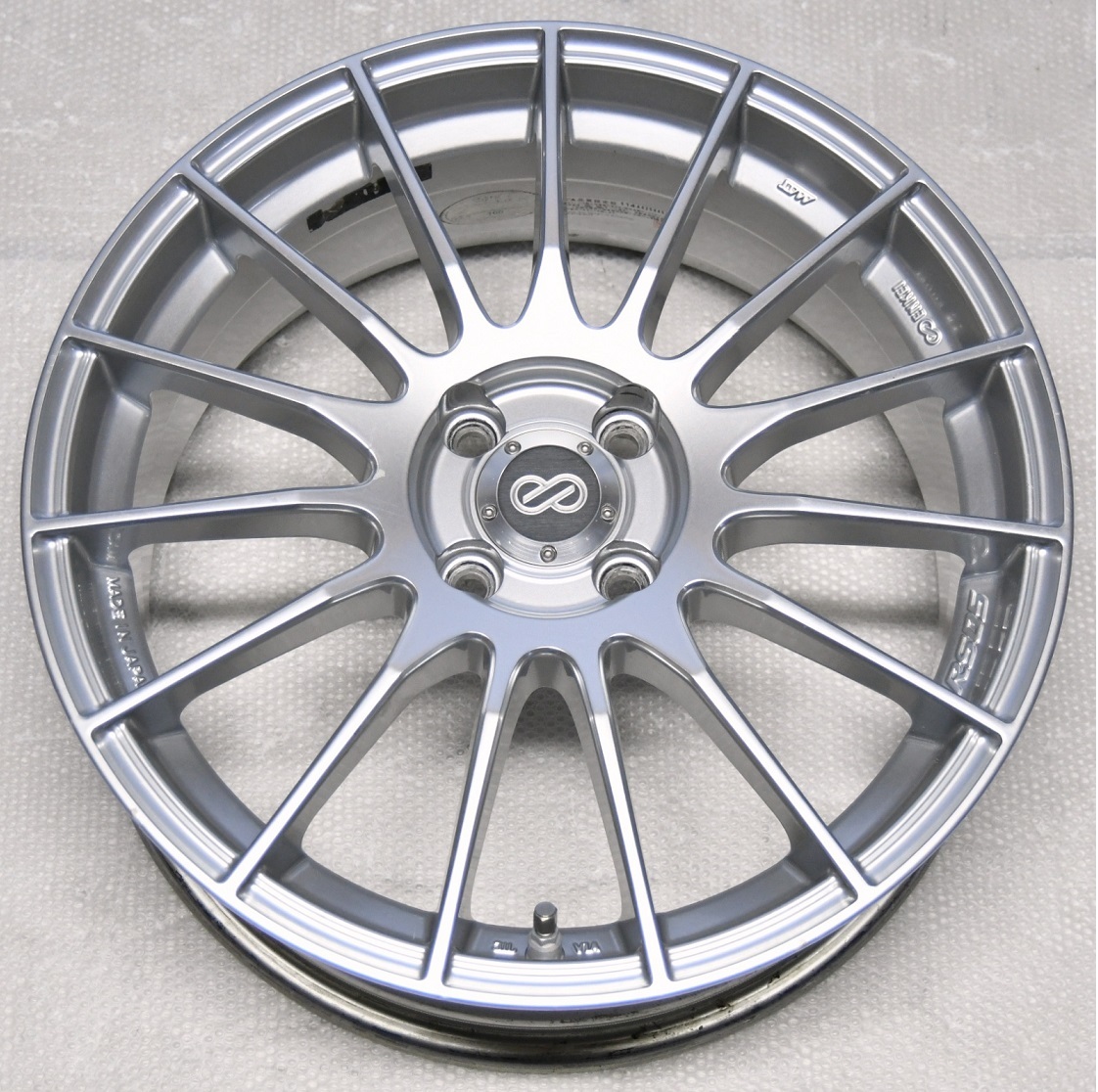 エンケイ RS05 ☆ 17インチ 7J 4H-100 +45 キアロシルバー 2本セット