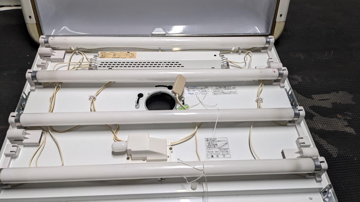 照明器具　四角い蛍光灯_2