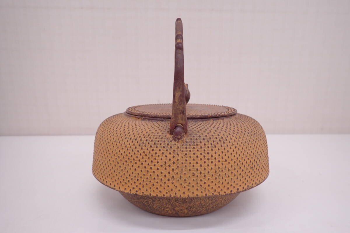 南部鉄器 鉄瓶 佐藤勝久 造 霰文平型 茶道具 重さ1550g 共箱 P08071