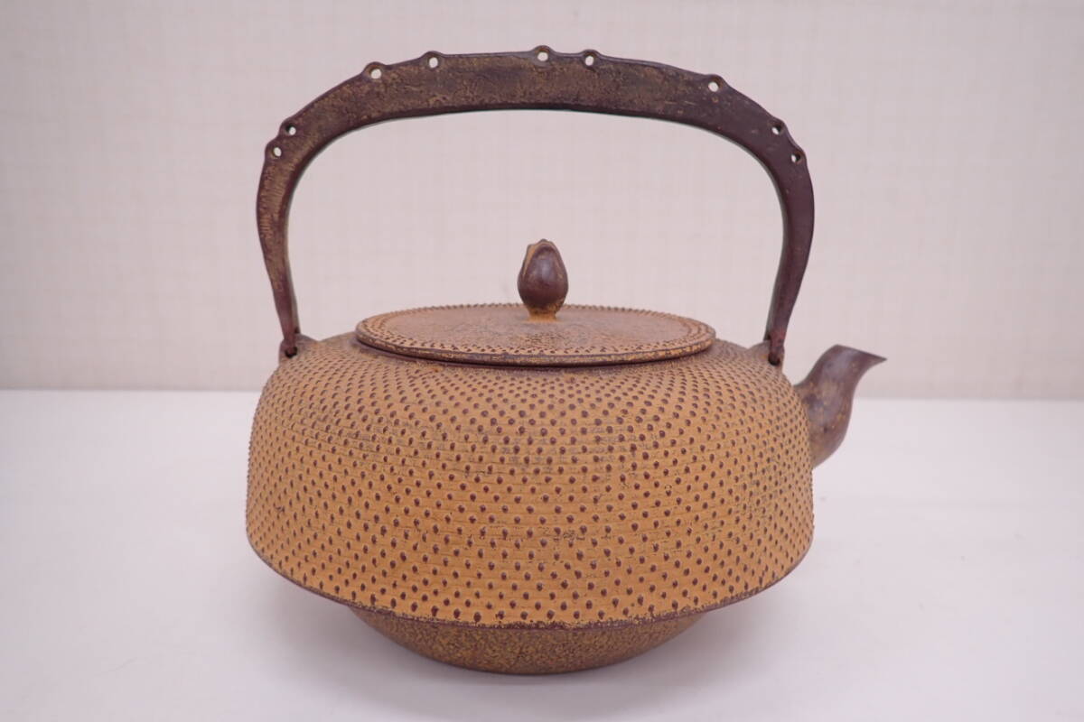 送料無料　南部鉄瓶　大霰時代鉄瓶　時代物煎茶道具 南部鉄器 鉄瓶 佐藤勝久 造 霰文平型 茶道具 重さ1550g 共箱 P08071