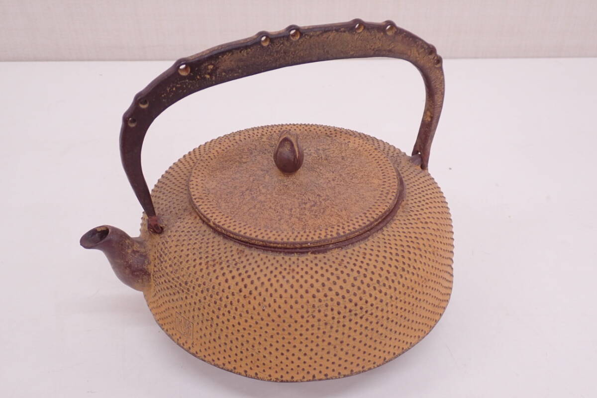 南部鉄器 鉄瓶 佐藤勝久 造 霰文平型 茶道具 重さ1550g 共箱 P08071