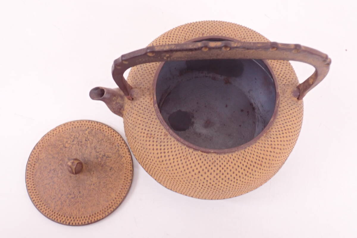 南部鉄器 鉄瓶 佐藤勝久 造 霰文平型 茶道具 重さ1550g 共箱 P08071