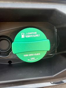 デザイン性UP♪ メルセデス ベンツ 給油キャップ タンクキャップ カバー 緑 X247 GLB180