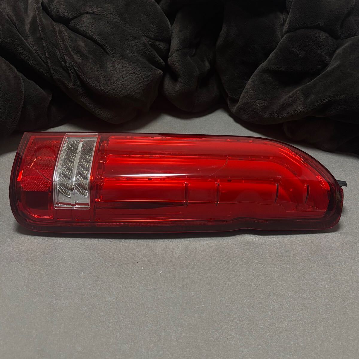 ハイエース　ヴァレンティ　REVO TYPE2 テールランプ　 REVO ハイエース ヴァレンティ JEWEL ハーフ 左