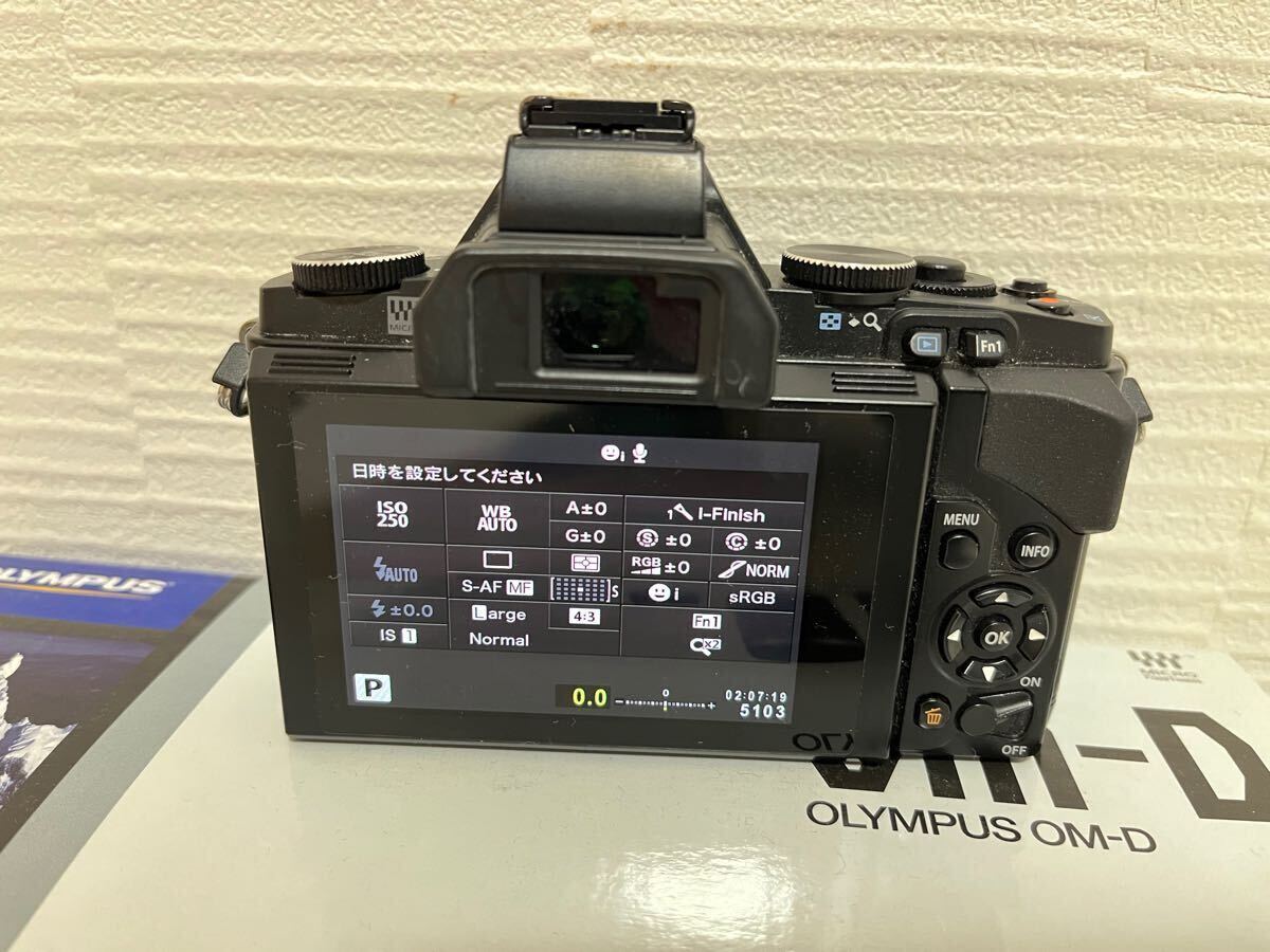 OLYMPUS OM-D E-M5 ブラック(レンズ、フラッシュ等無し) USB充電器付