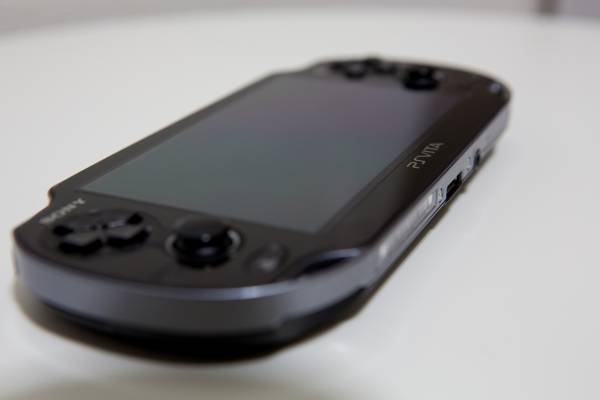 【中古美品】PS VITA 3G/WIFIモデル(PCH-1100)+16GBメモリカード_2