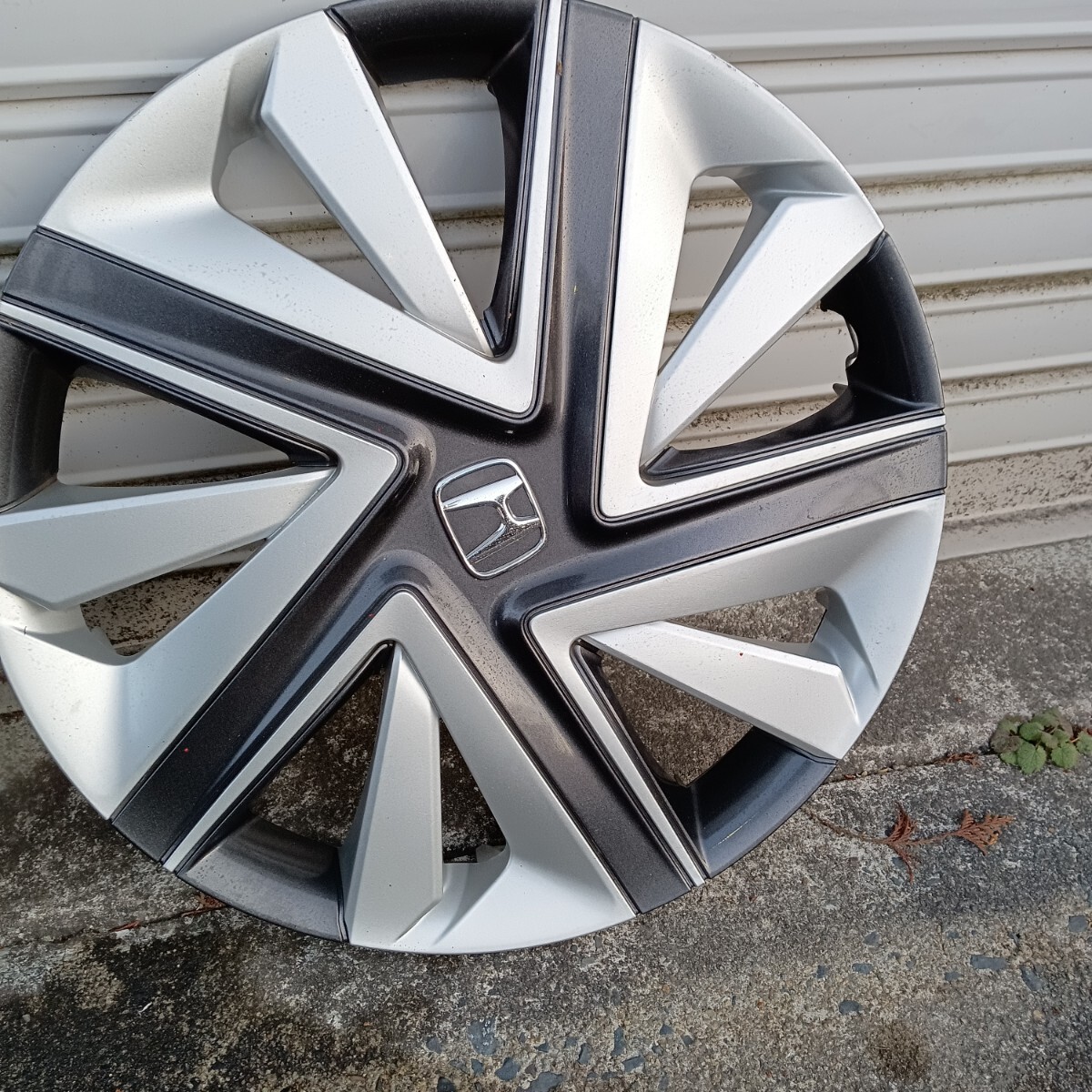 送料無料　純正ホンダ シャトル　フィット　ホイールキャップ 4本のみ ホンダ シャトルハイブリッド フィット純正ホイールカバー美品 4本 15