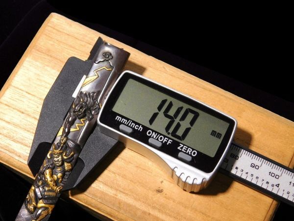 所載品同手 杢目金小柄 羅城門の鬼伝説図 平安武士渡辺綱 茨木童子 桐箱入り 木目金 江戸時代金工 グリ彫り 太刀 拵 鐔 鍔_10