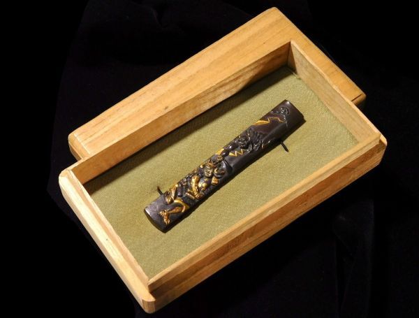 所載品同手 杢目金小柄 羅城門の鬼伝説図 平安武士渡辺綱 茨木童子 桐箱入り 木目金 江戸時代金工 グリ彫り 太刀 拵 鐔 鍔_2