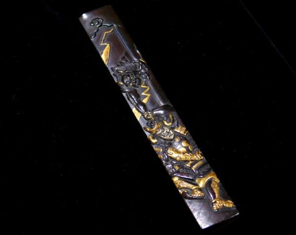 所載品同手 杢目金小柄 羅城門の鬼伝説図 平安武士渡辺綱 茨木童子 桐箱入り 木目金 江戸時代金工 グリ彫り 太刀 拵 鐔 鍔_3