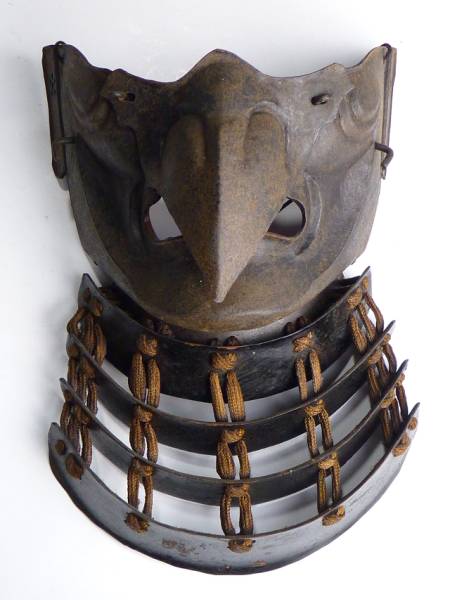 都屋】武具 時代鉄地鴉天狗面頬 (武具)｜売買されたオークション情報