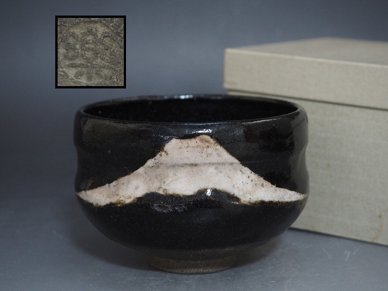 A4323 八楽印 富士図 黒楽茶碗 紙箱付 ☆ 茶道具 茶器 茶懐石 茶事