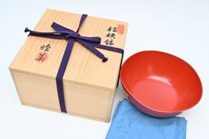 鈴木睦美 氏作　赤色漆器の朱盃　木箱付き 鈴木睦美の値段と価格推移は？｜2件の売買データから鈴木睦美の価値が