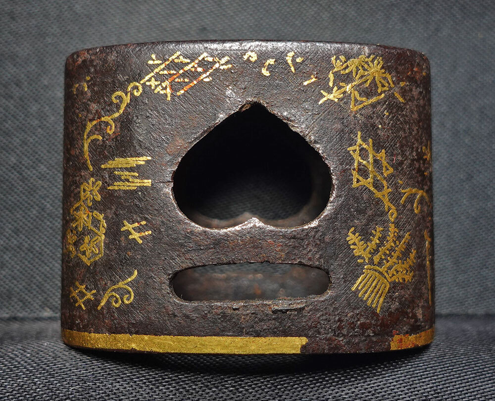 ☆鉄地肥後象嵌縁頭 無銘 金象嵌 大型柄頭 本歌 肥後拵 猪目透し 肥後