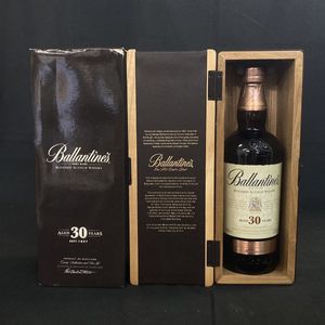 新品未開封バランタイン30年箱　木箱付き　並行　旧ラベル Amazon.co.jp: 【旧ボトル】 バランタイン 30年 木箱入り 40度 700ml