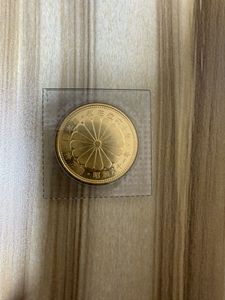 天皇陛下御在位60年 純金(単品)の中古価格は384,307円｜記念硬貨の新品