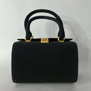 アザラシ バッグの値段と価格推移は？｜6件の売買データからアザラシ 