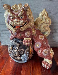 木製細工彫り玉乗り獅子 狛犬シーサー置物 開運 魔除け 縁起物 高さ24.5ｃｍ 玉乗り シーサーの値段と価格推移は？｜24件の売買データから玉乗り