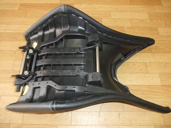 トライアンフタイガー800 純正ローシート(TRIUMPH TIGER800)_2