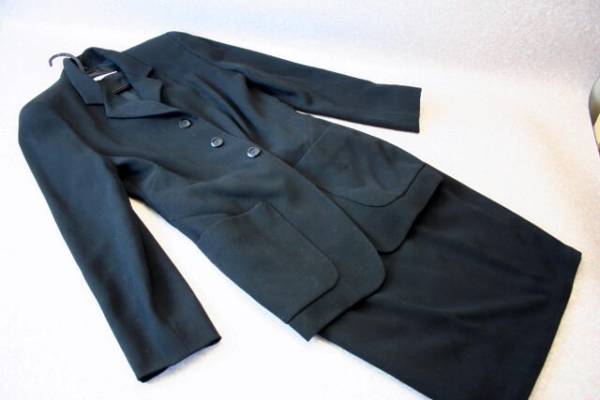 美品　DONNA erre ドンナエレ スーツ 黒　40 イタリア製B