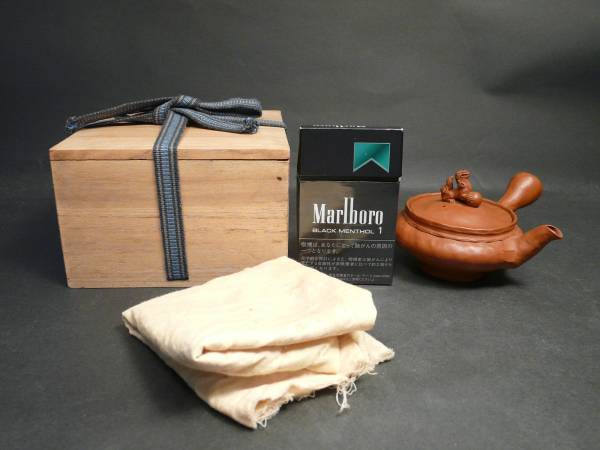 常滑名工 間野弥平 作 秀作 玉獅子摘み 朱泥手捻り茶注 箱