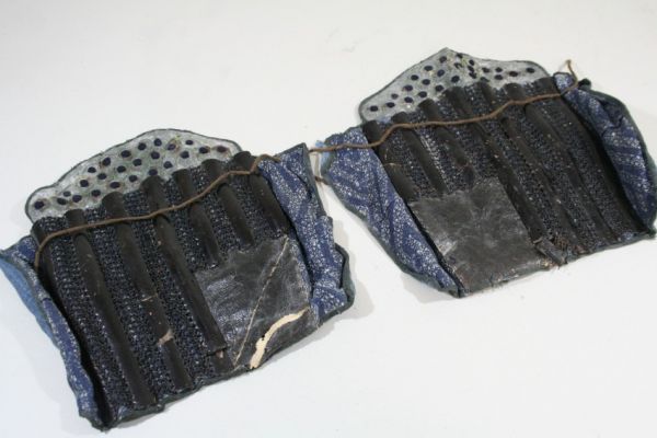 ▲▽臑当　江戸時代　鉄、黒漆　28.5×32ｃｍ　460ｇ▲▽