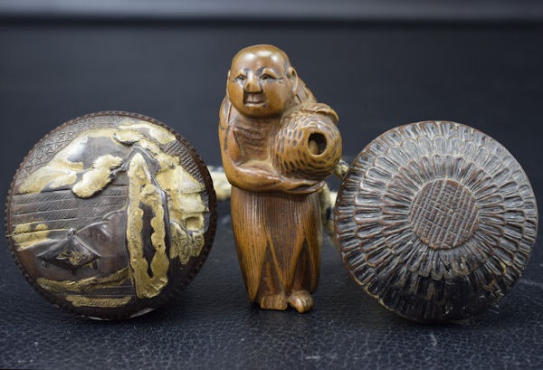 8237. 時代物 木彫根付 人物 風景七宝図 菊花 三点 / 提げ物印籠 8237. 時代物 木彫根付 人物 風景七宝図 菊花 三点 / 提げ物印籠