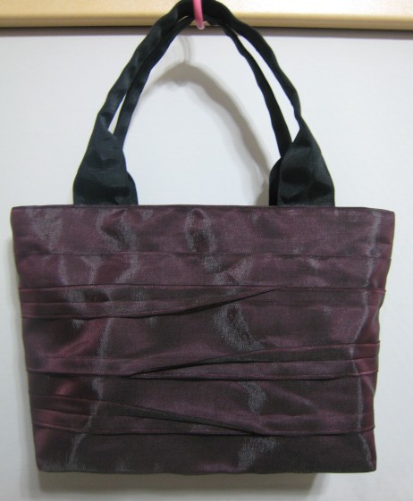 外ポケット付きの 畳へりバッグ 濃いボルドー　ファスナー開閉