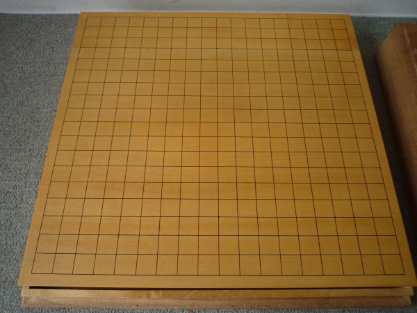 国産本榧 一寸六分厚・柾目３枚ハギ　卓上碁盤　美品