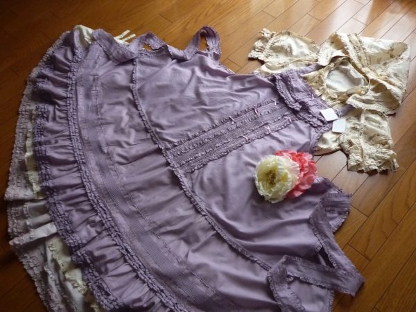 とっても豪華なピンクハウスふりふりドレスエプロン　ラベンダー