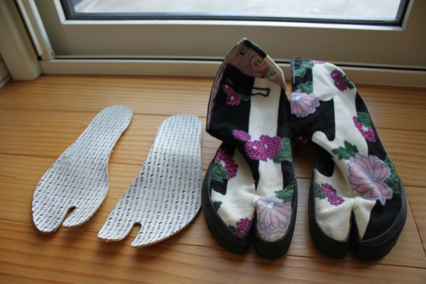 sou・souソウソウの足袋靴：ピンク系の花柄(25cm)