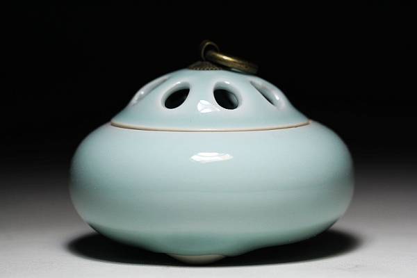 【三渓堂】中国 名窯 青磁 銅摘み 透蓋 香炉 10.5cm W1066