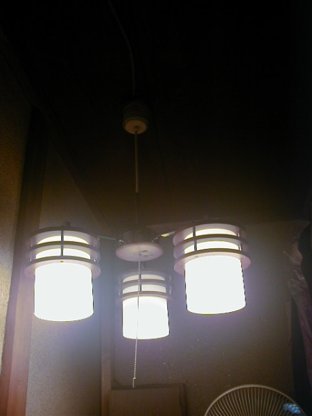 ＤＡＩＫＯ木目が雰囲気アップ３灯吊り下げ照明　中古