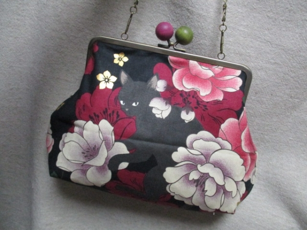 Ｒハンドメイド74 大柄花と猫 限定木玉がま口ミニバッグ ポーチ