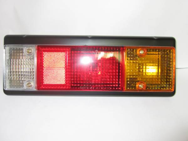 三菱ふそう　キャンター テールランプ　右R(運転席側）　24Ｖ　
