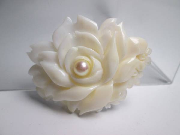 ☆アンティーク・シェル製　真珠飾りの牡丹の帯留め