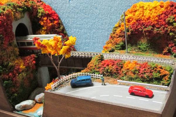 鉄道模型 ジオラマ　紅葉風景　(鉄道模型付き) ゆめレール鉄道風景ミニジオラマ 紅葉の渓谷とガ－ダ－橋（17）