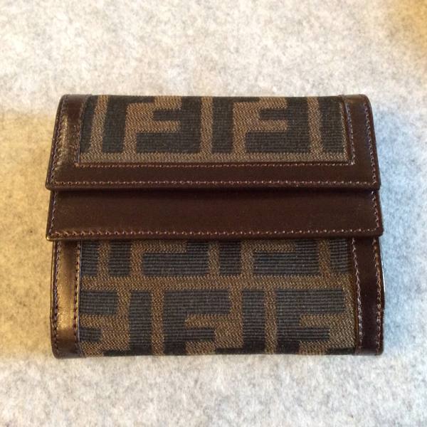 新品 FENDI フェンディ 三つ折り財布 小銭入れ 茶 BOX付き 