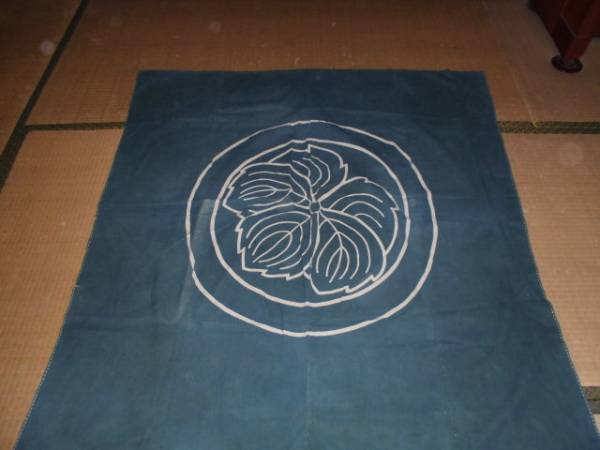 はなだの古布：：藍緑家紋風呂敷4幅 130×140センチあり木綿です
